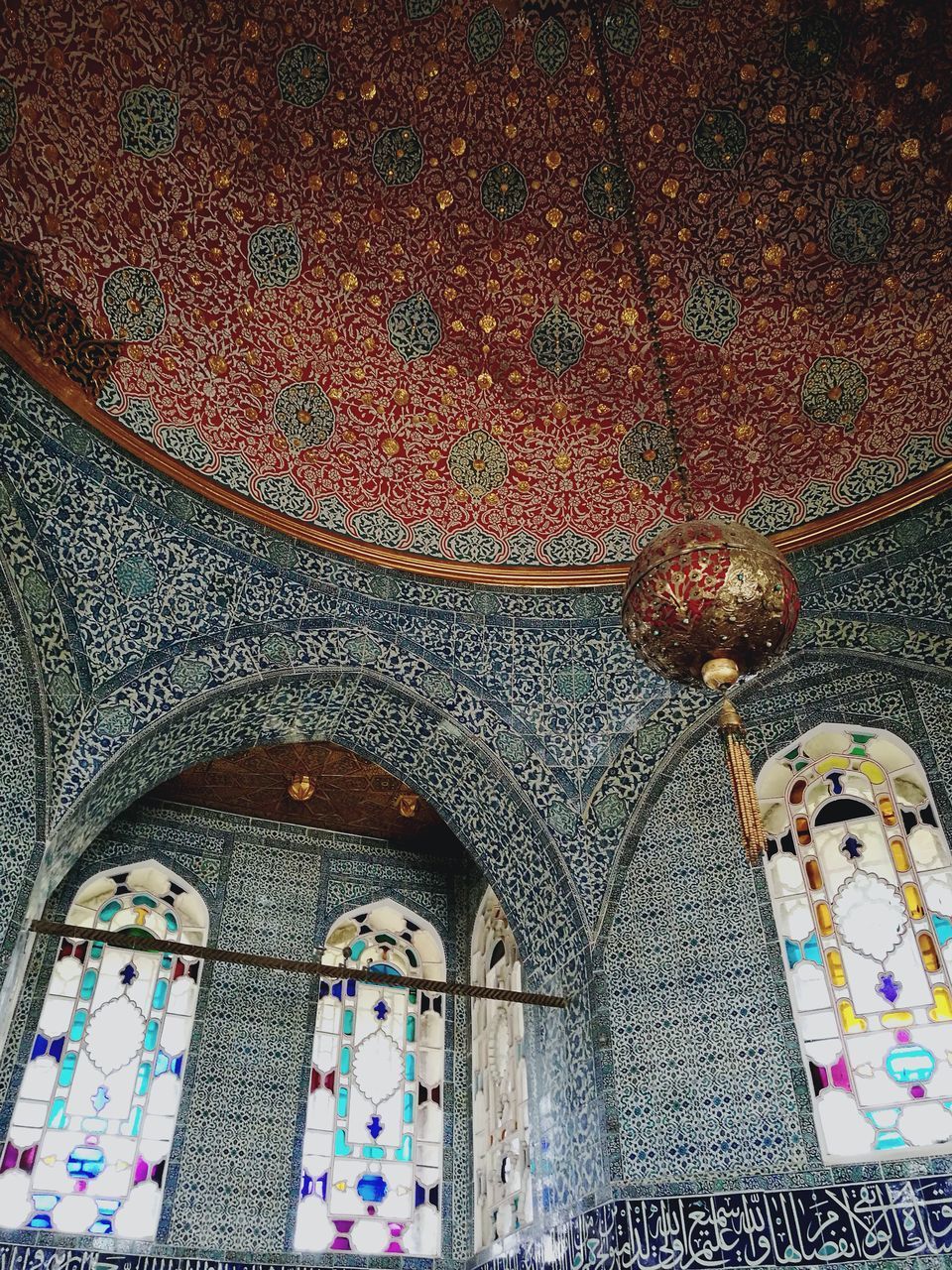 LOW ANGLE VIEW OF ORNATE CEILING IN CATHEDRAL