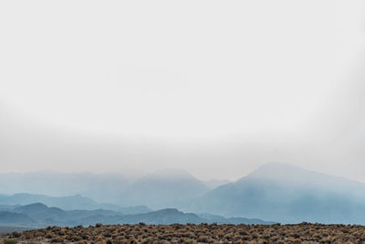 Smoke filled sky obscures sierra nevada mountains as forest fires burn in california