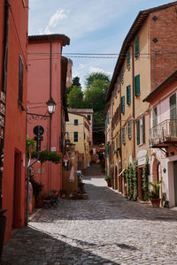 Street amidst buildings in city. santarcangelo di romagna, emilia-romagna, italien