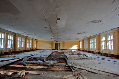 Prä collapsing roof. interior of abandoned building