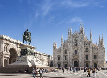 Tourists in front of milan cathedral