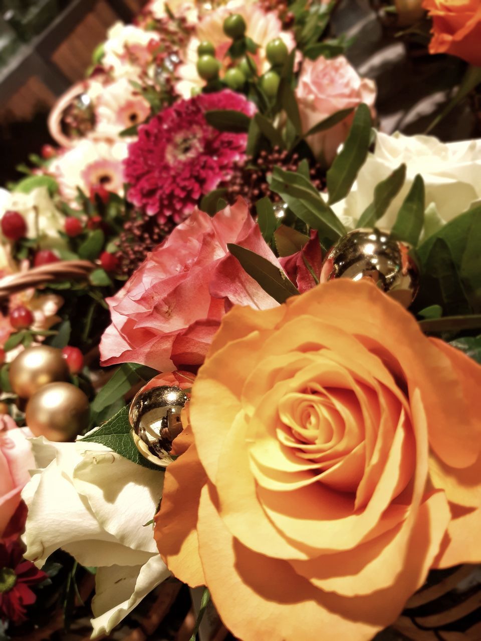 HIGH ANGLE VIEW OF ROSE BOUQUET ON RED ROSES