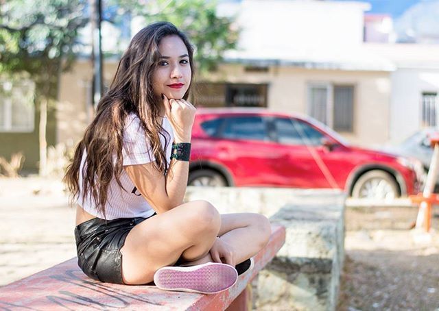 person, young adult, focus on foreground, lifestyles, casual clothing, smiling, looking at camera, portrait, leisure activity, young women, happiness, front view, sunglasses, long hair, three quarter length, standing