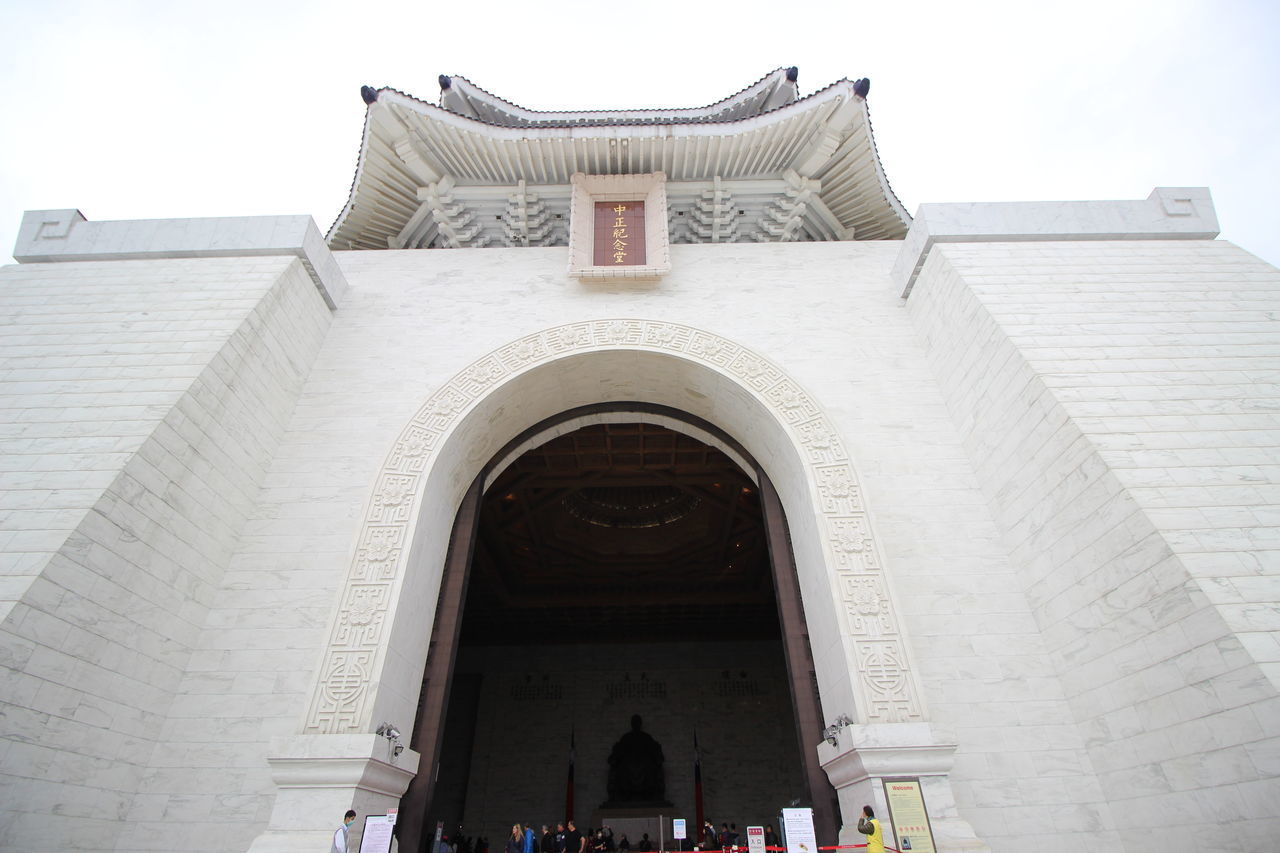 LOW ANGLE VIEW OF HISTORICAL BUILDING AGAINST SKY