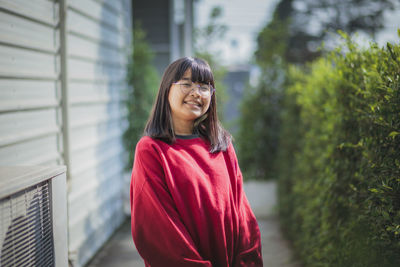 Portrait of a smiling young woman standing outdoors