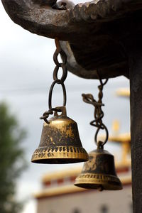 Close-up of rusty metal chain