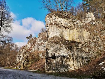 Low angle view of sun shining through rocks