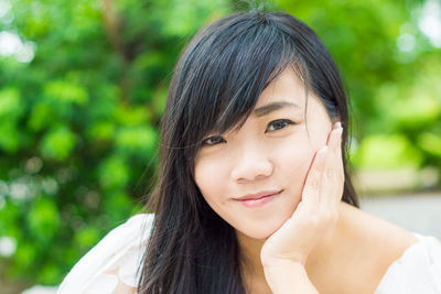 Portrait of a smiling young woman outdoors