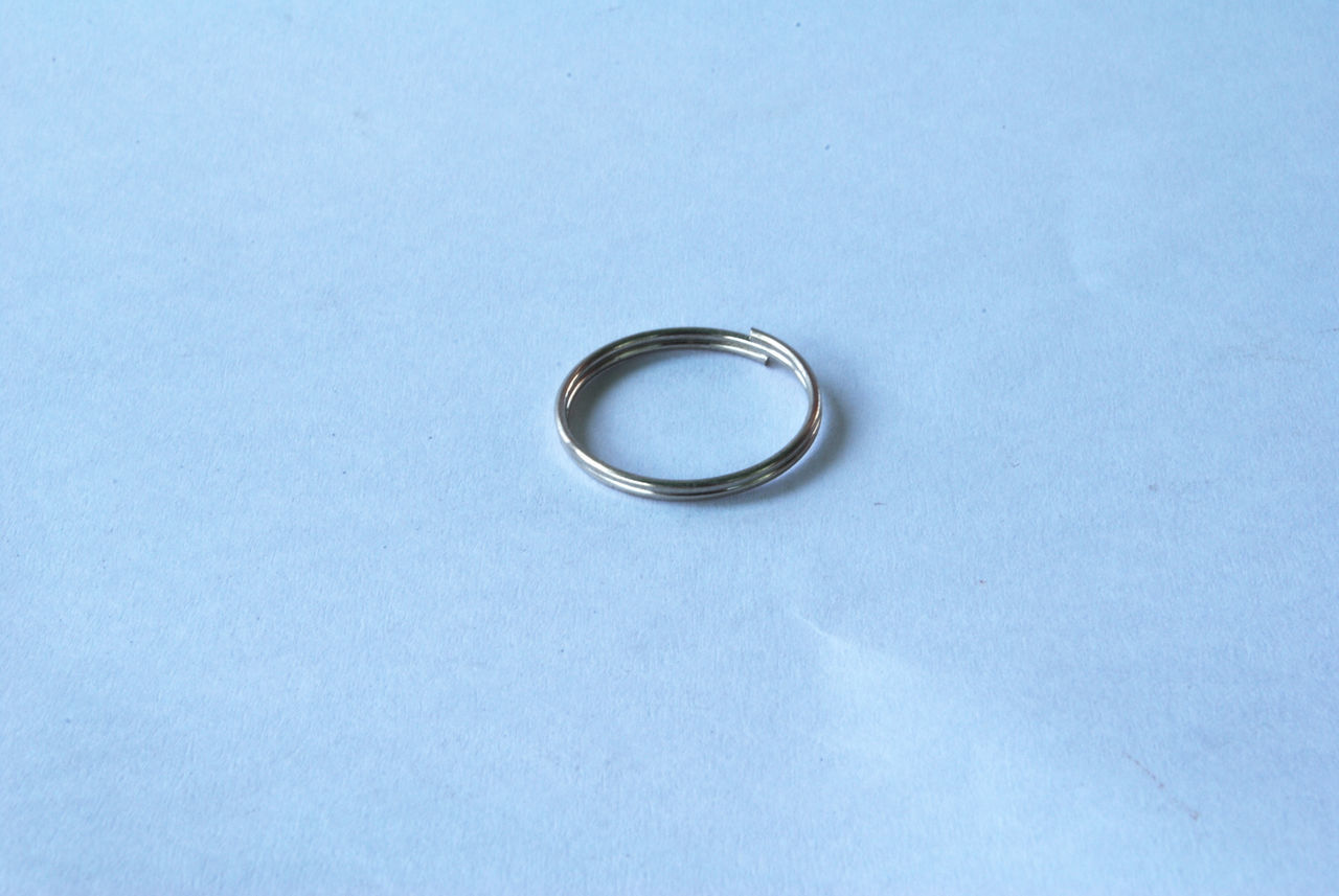 CLOSE-UP OF WEDDING RINGS