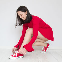 Portrait of young woman sitting on floor