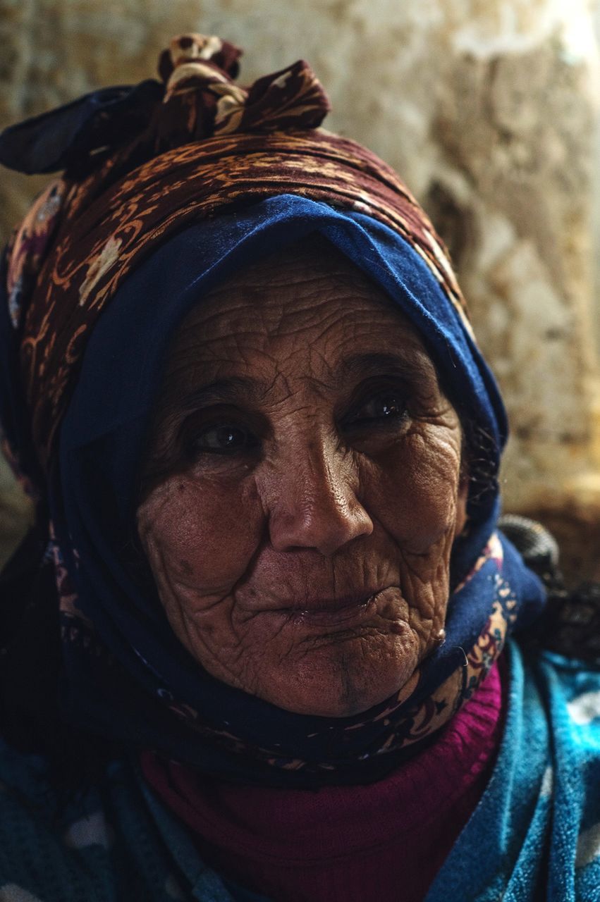 looking at camera, portrait, front view, real people, senior adult, close-up, one person, focus on foreground, human face, headshot, turban, day, outdoors, mammal, people