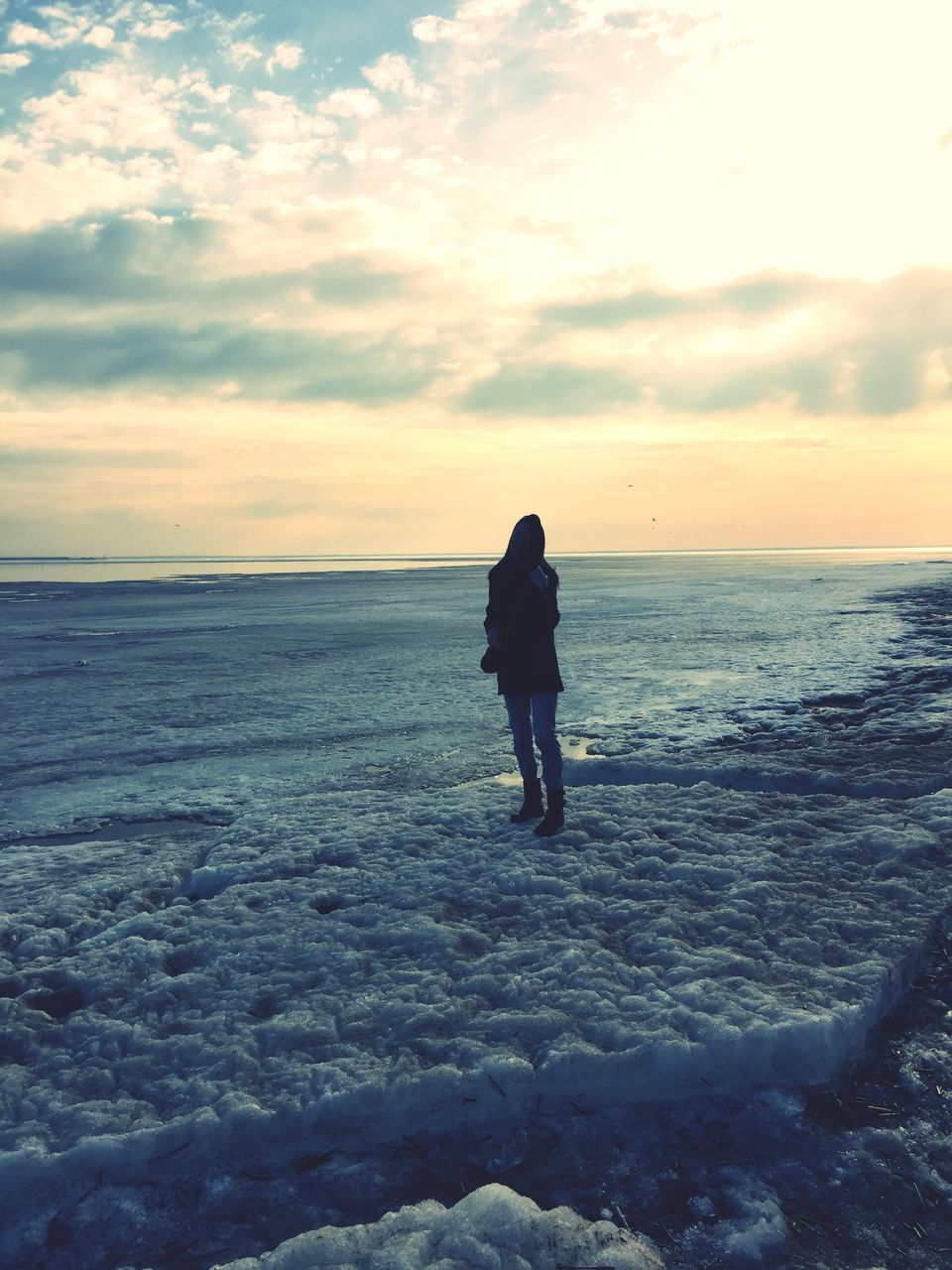 sea, horizon over water, water, sky, sunset, full length, rear view, lifestyles, scenics, leisure activity, tranquil scene, standing, beauty in nature, tranquility, beach, cloud - sky, shore, men