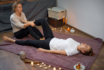 Full length of young woman sitting on floor