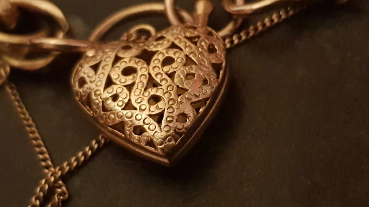 HIGH ANGLE VIEW OF HEART SHAPE ON METAL TABLE