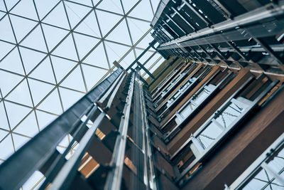 Open elevator lift shaft. modern architecture with transparent ceiling. shopping, business center