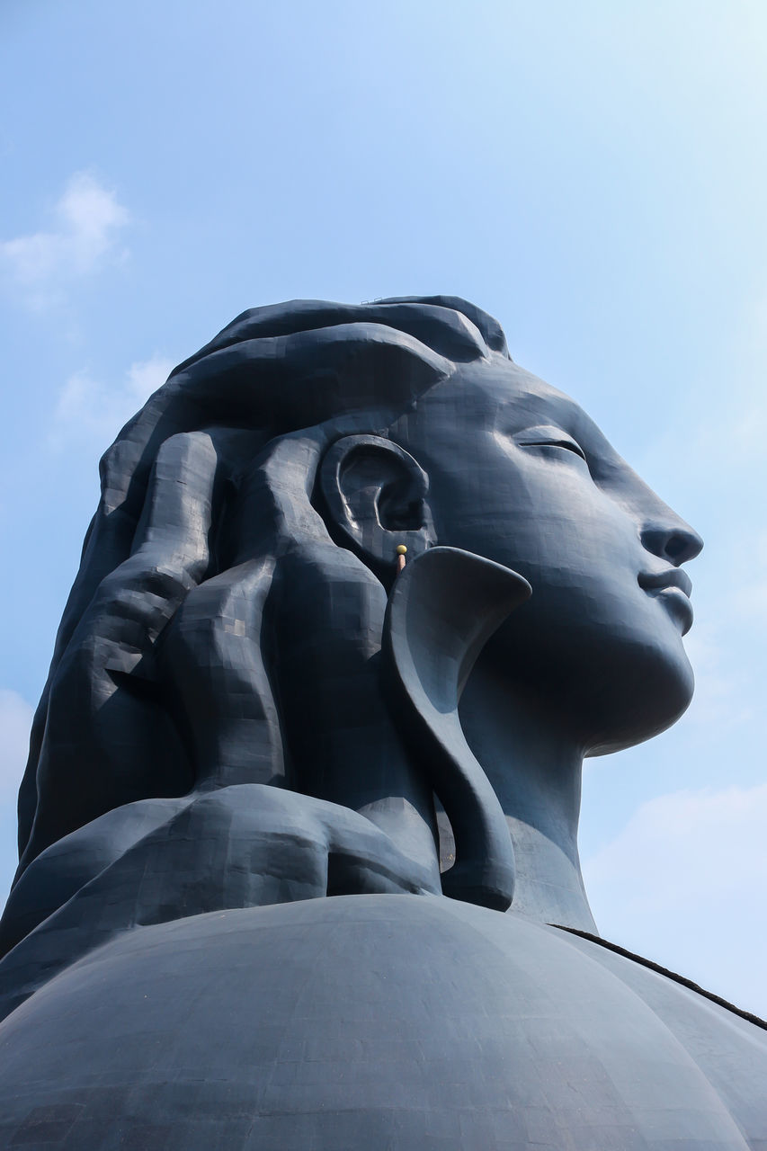 LOW ANGLE VIEW OF STATUE OF A BUDDHA