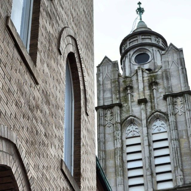 architecture, built structure, building exterior, low angle view, arch, famous place, window, travel destinations, history, clear sky, city, architectural feature, place of worship, religion, church, tourism, dome, international landmark, capital cities