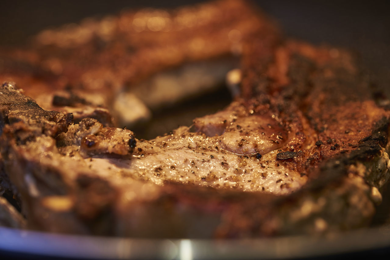 CLOSE-UP OF BREAD ON PLATE