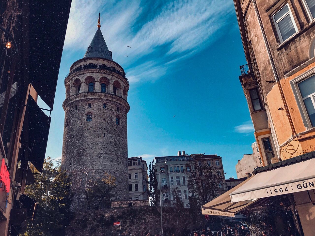 LOW ANGLE VIEW OF BUILDINGS IN CITY