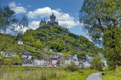 The reichsburg cochem is a castle in the city of cochem on the moselle.