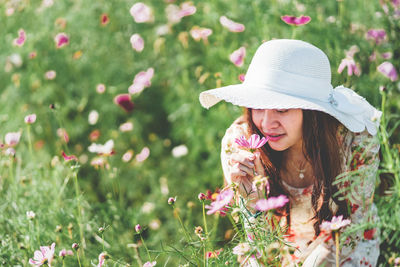 Portrait of a smiling young woman with flowers