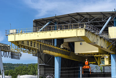 Large stationary gantry with a sliding steel handle for small containers with lifting capacity 18.5t