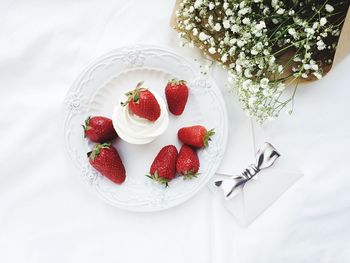 Red strawberries in bowl