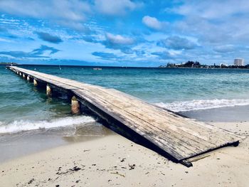 Le poonton in noumea un new caledonia , franchit  island in south pacific