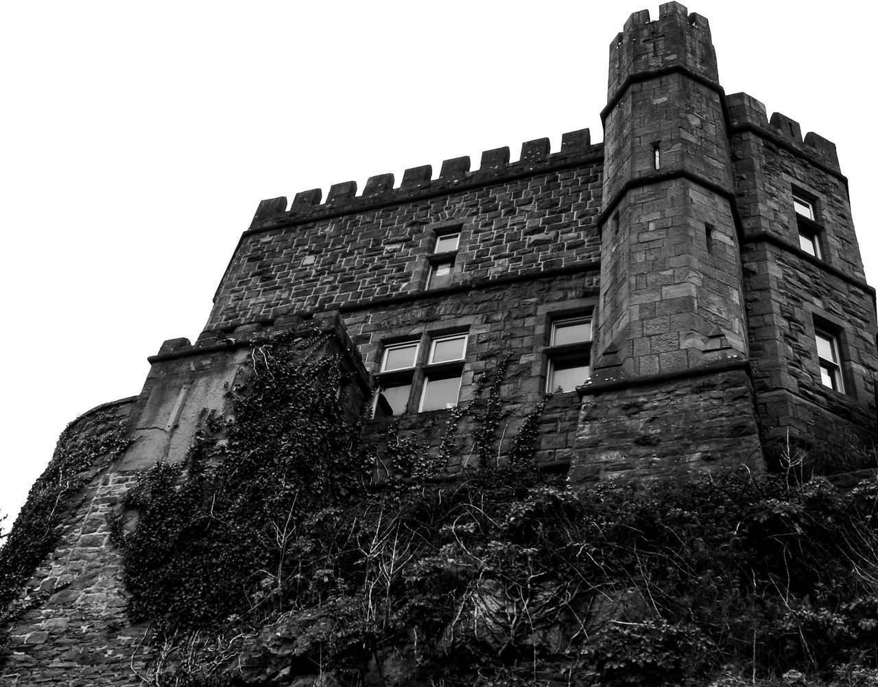 LOW ANGLE VIEW OF OLD HISTORIC BUILDING AGAINST SKY