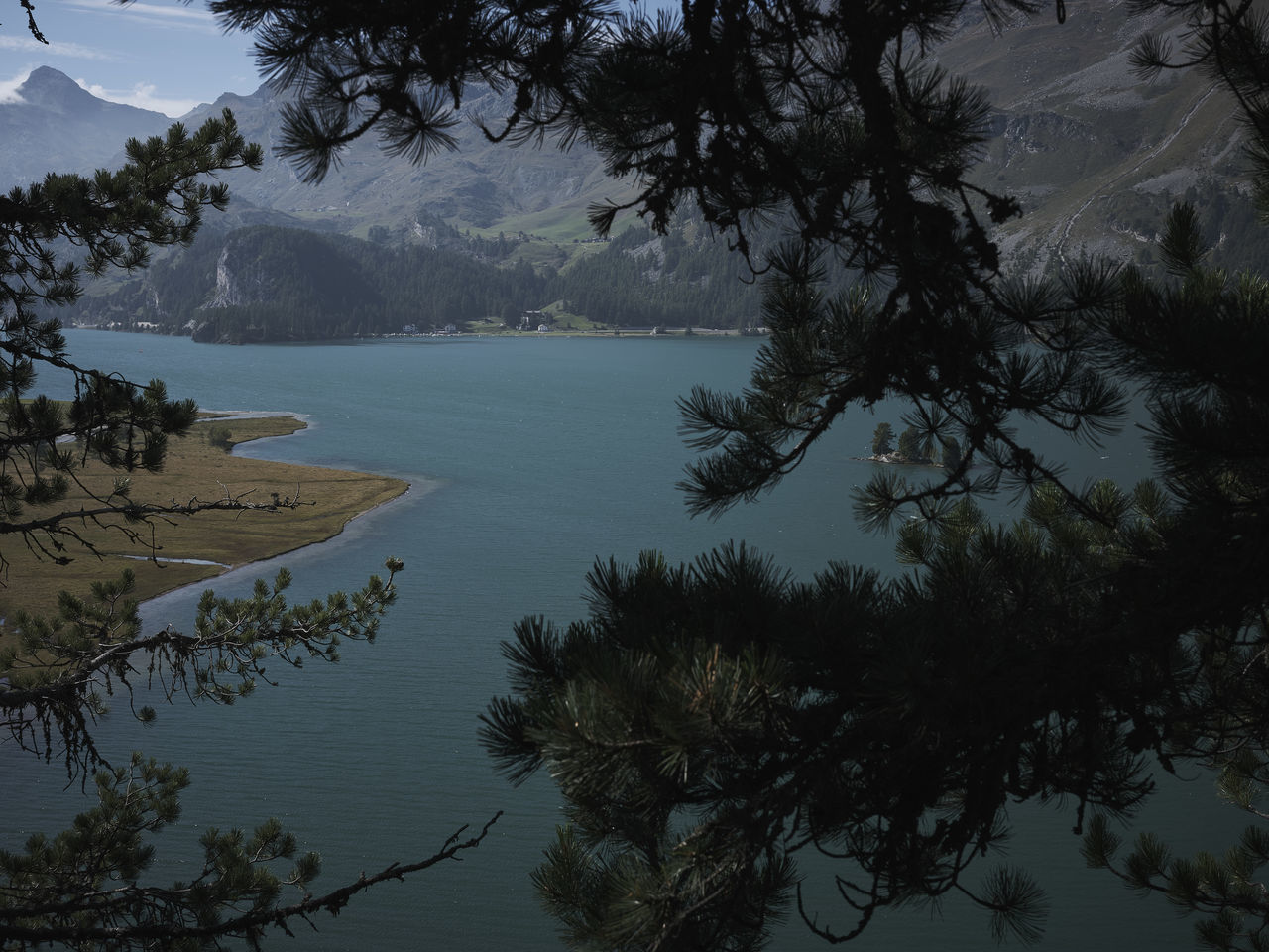 SCENIC VIEW OF SEA AND MOUNTAINS AGAINST SKY