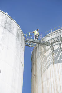 Mature man controlling fermenting reservoirs