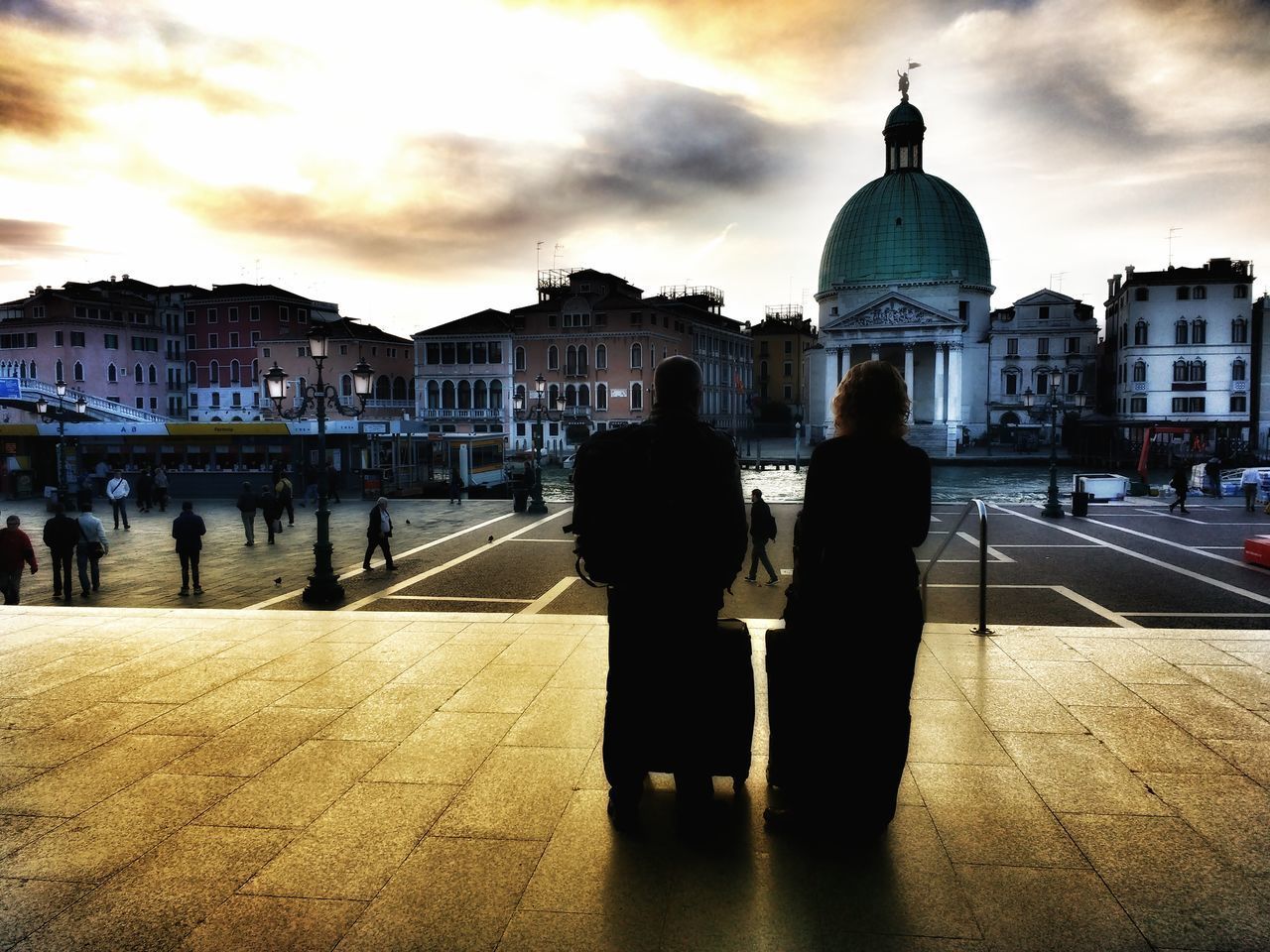 SILHOUETTE OF PEOPLE WALKING IN TOWN AGAINST SKY