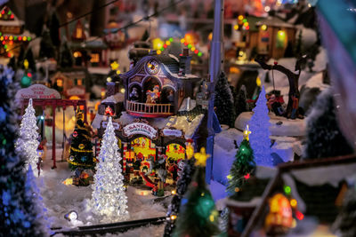 Illuminated lanterns for sale in market