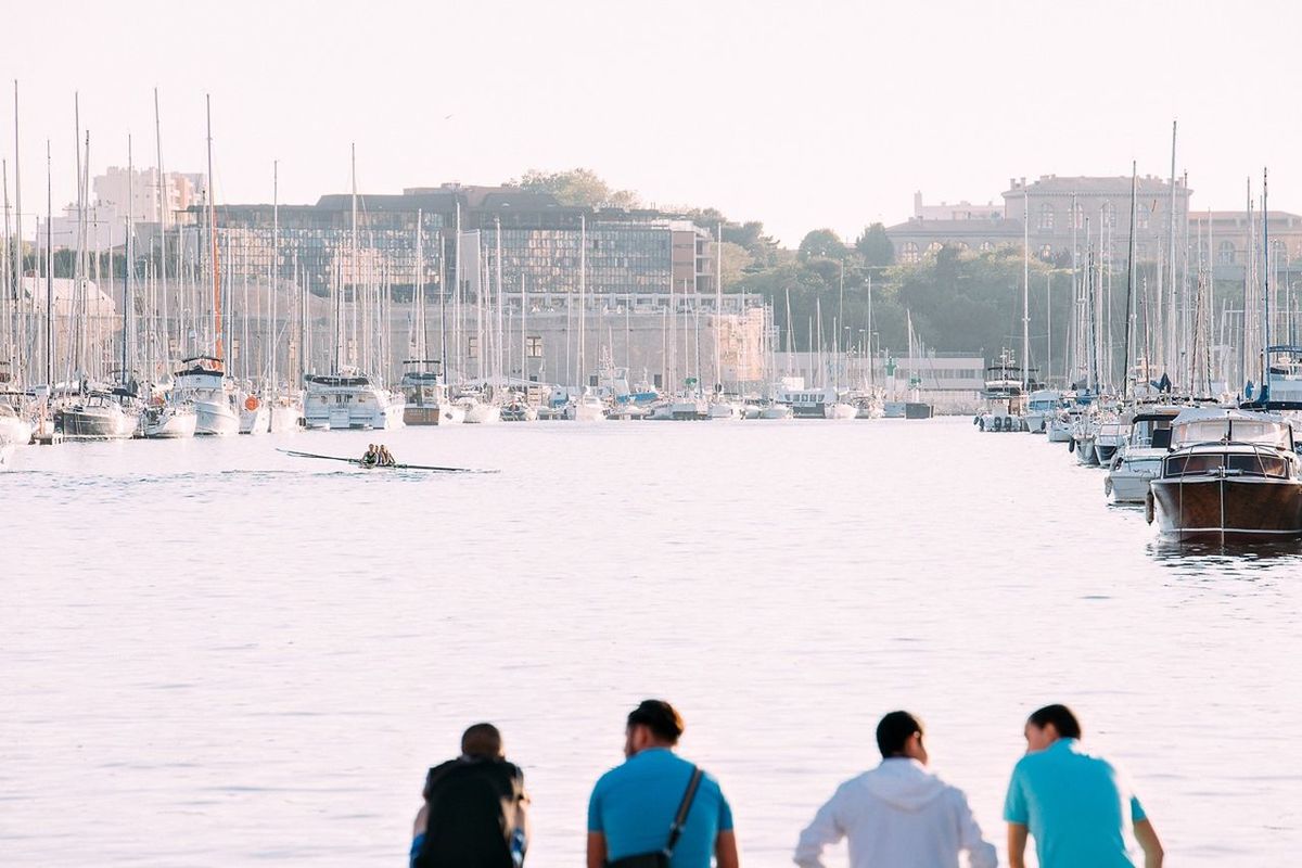 water, sea, nautical vessel, men, lifestyles, leisure activity, large group of people, person, transportation, boat, sky, togetherness, clear sky, vacations, mode of transport, beach, moored, day, relaxation