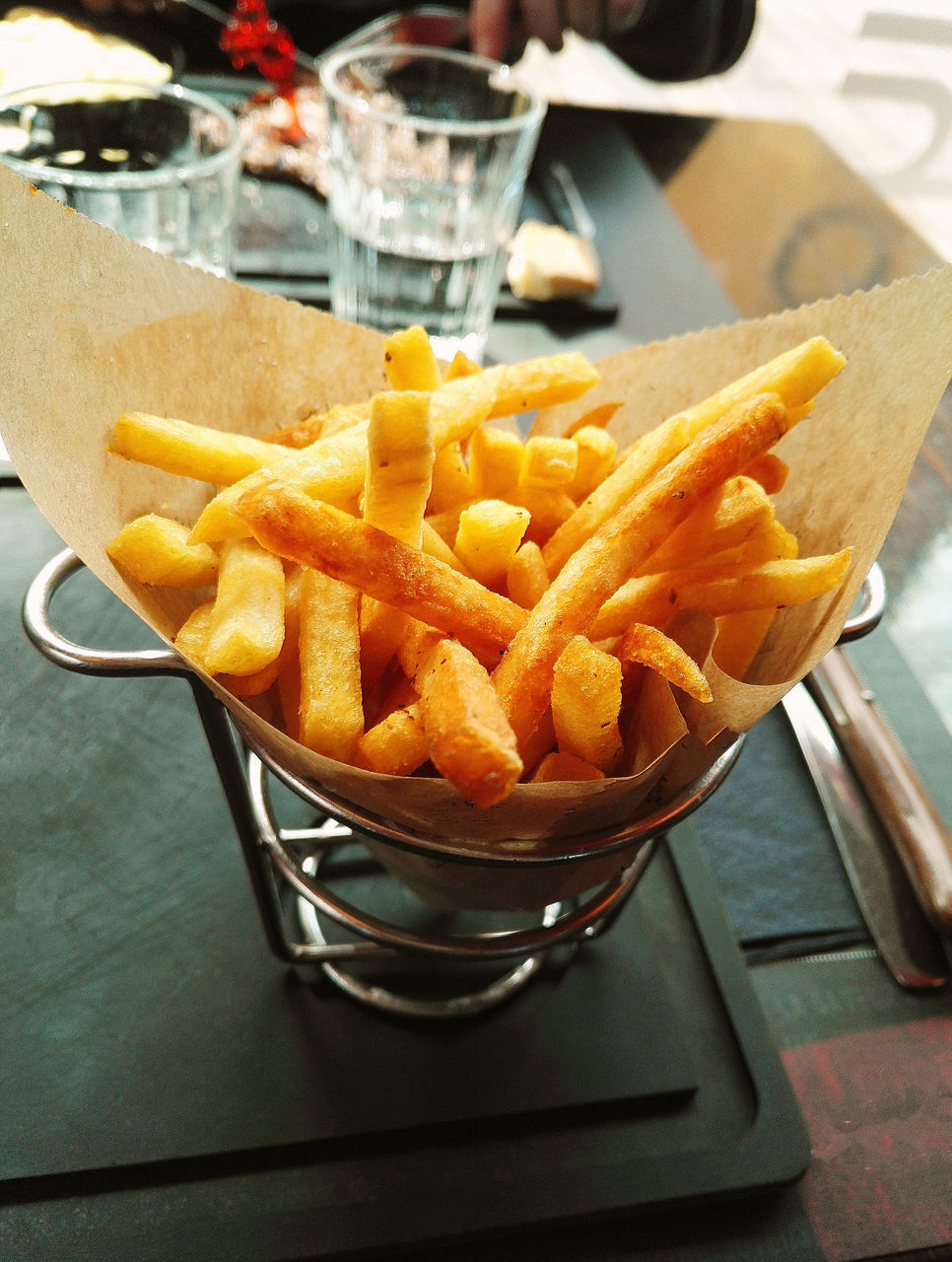 HIGH ANGLE VIEW OF FOOD IN PLATE