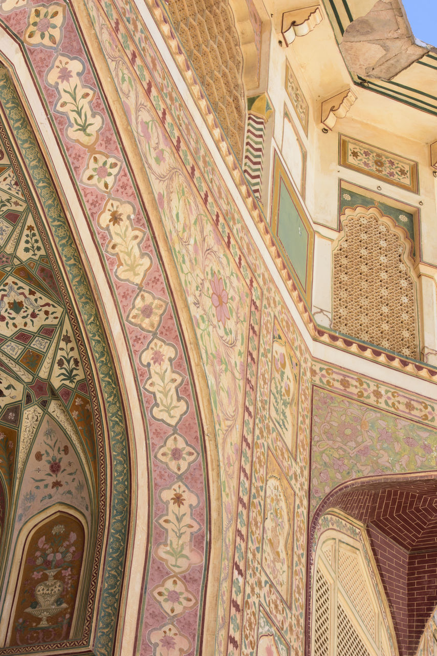 LOW ANGLE VIEW OF ORNATE CEILING IN TEMPLE BUILDING