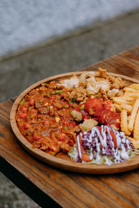 A large dish to eat together beef, potatoes, chicken, sausages and frag fegetables