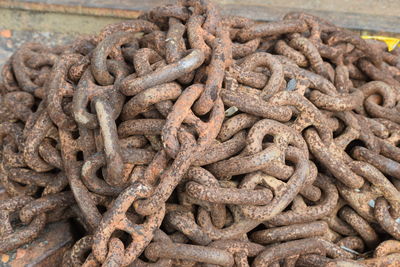 Close-up of rusty metal chain