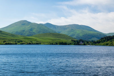 Hiking trail around lake guéry