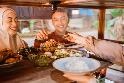 Portrait of woman preparing food in restaurant