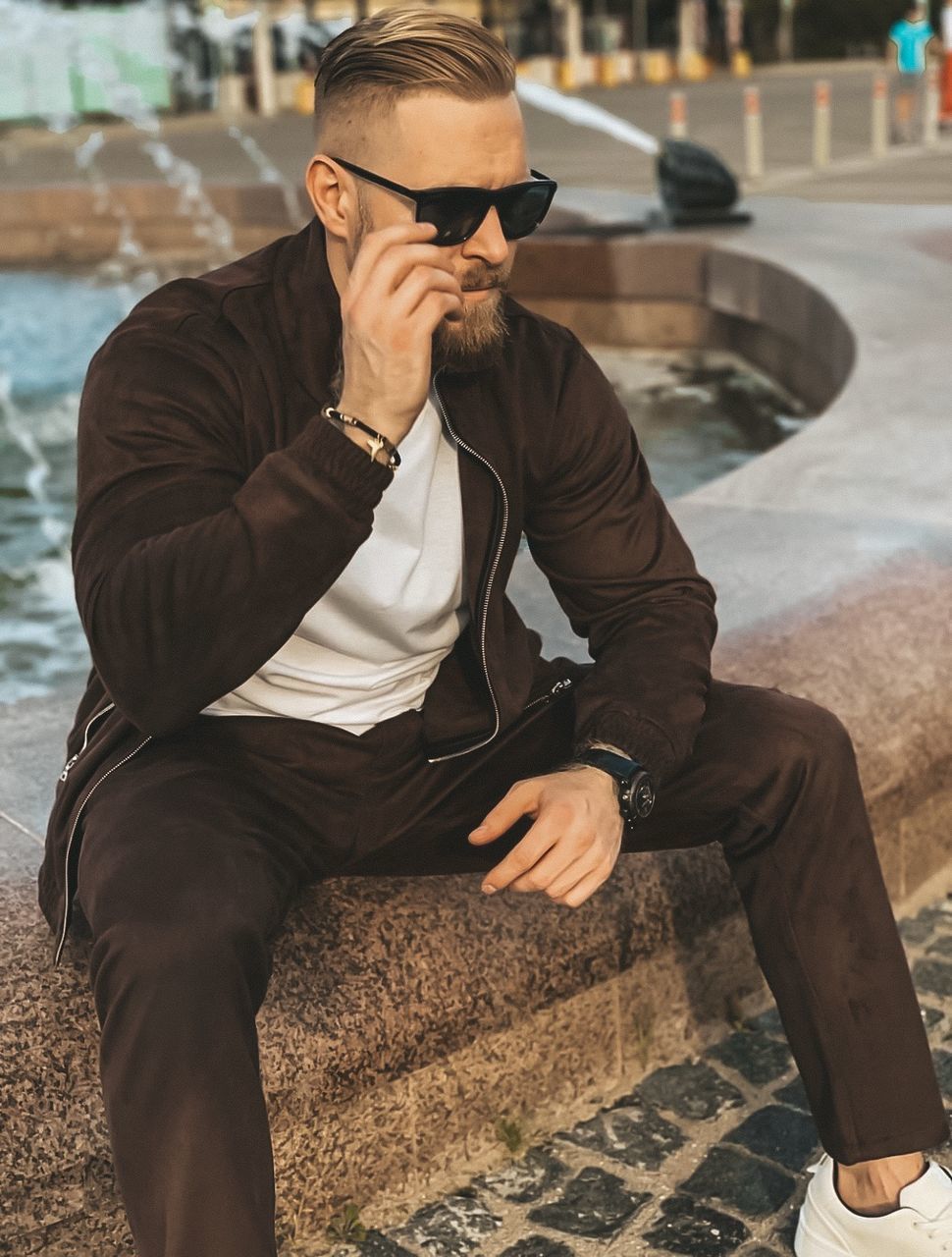 MIDSECTION OF MAN SITTING ON FLOOR