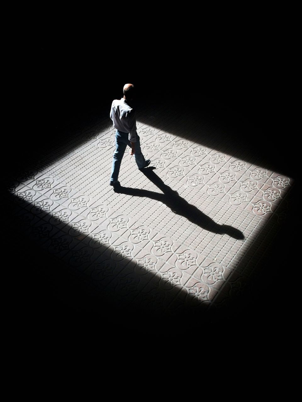 shadow, full length, sunlight, walking, night, high angle view, silhouette, indoors, street, bicycle, copy space, dark, lifestyles, vignette, wall - building feature, side view