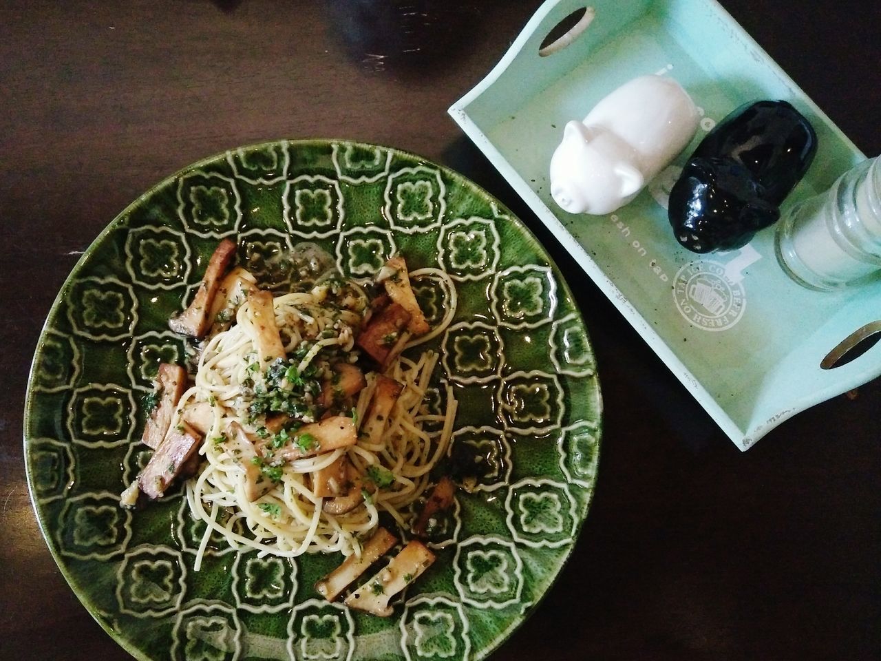 HIGH ANGLE VIEW OF FOOD ON TABLE