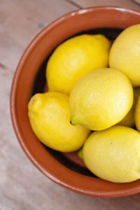 Close-up of lemons in bowl