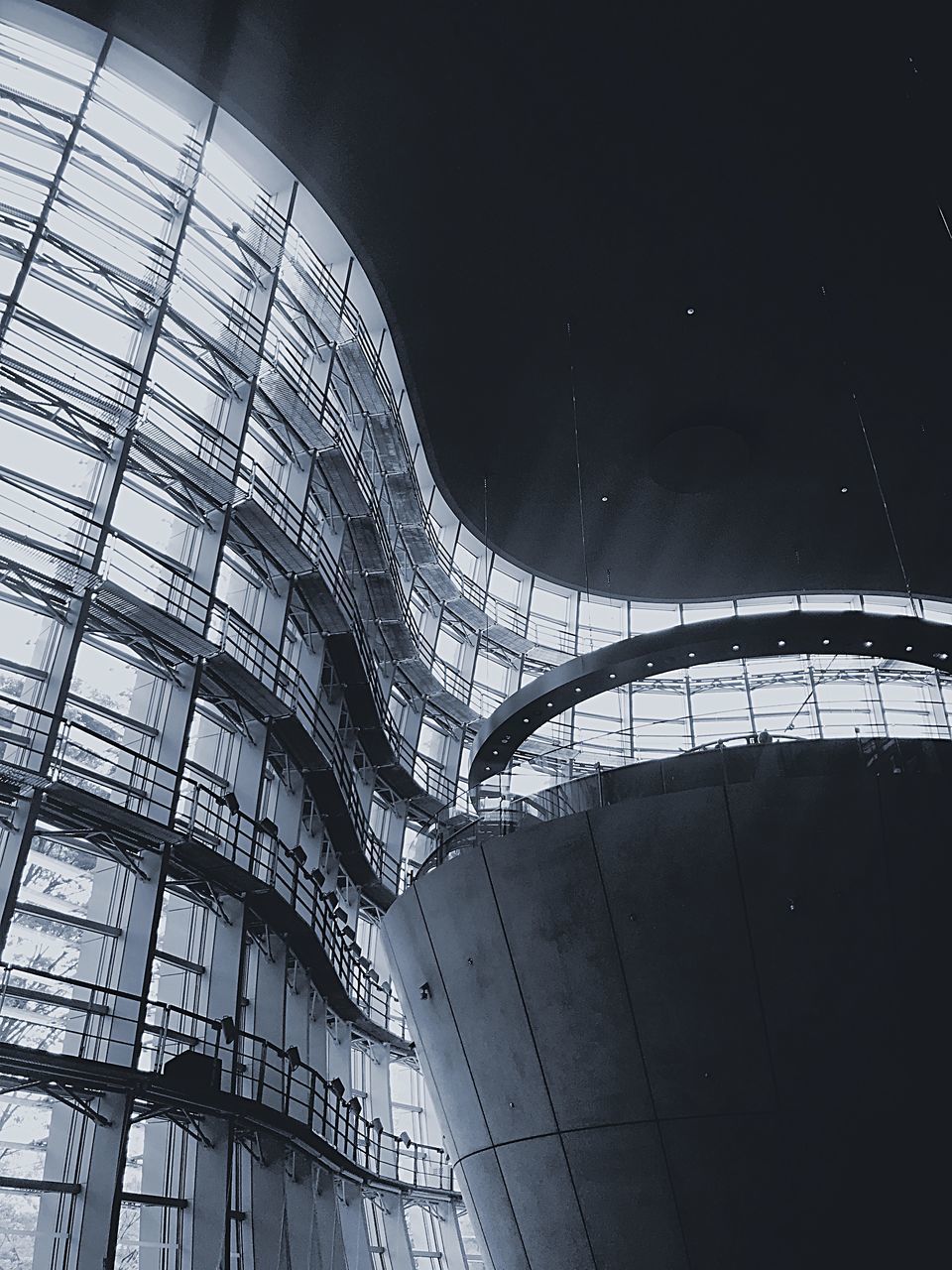 LOW ANGLE VIEW OF MODERN GLASS BUILDING