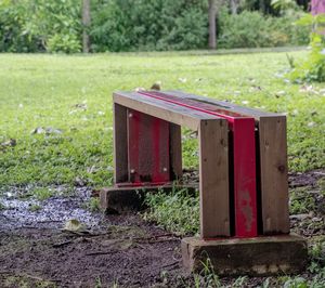 Abandoned bench in park