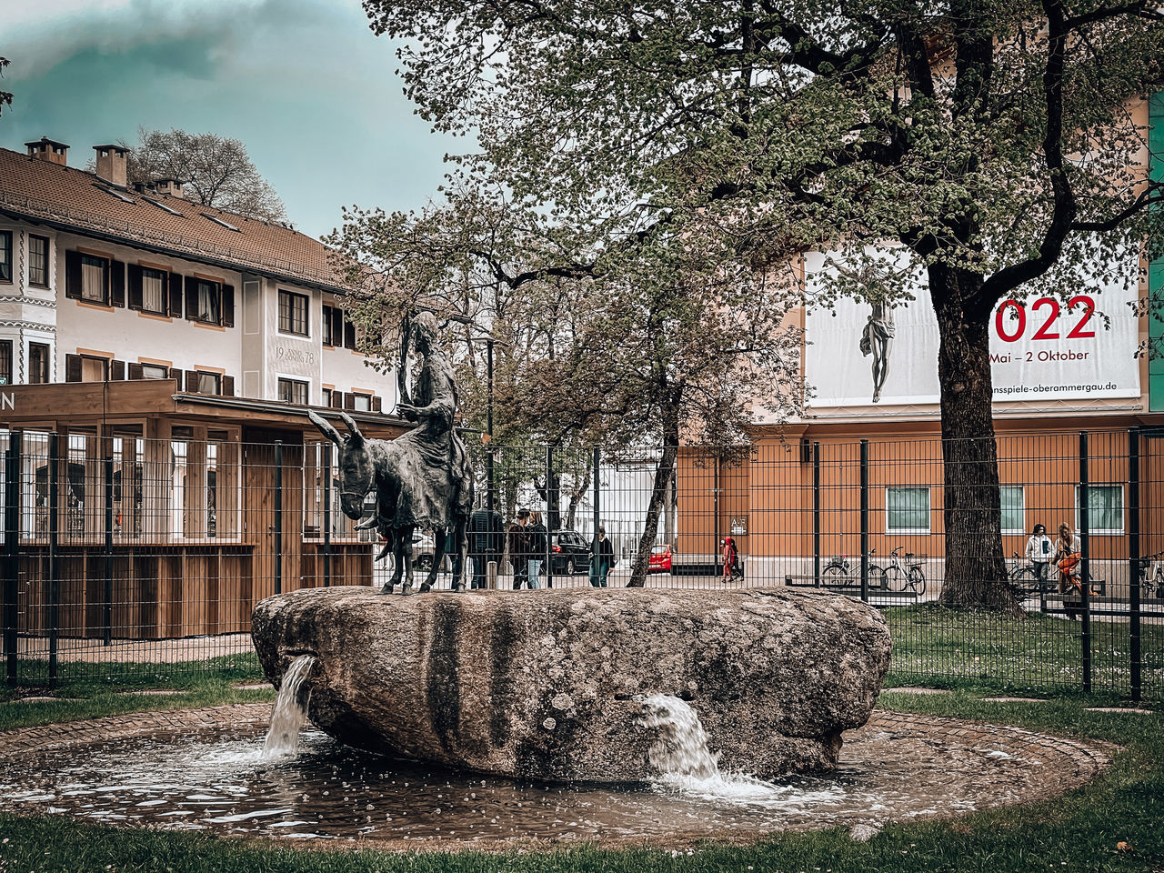 architecture, urban area, tree, plant, building exterior, built structure, city, nature, building, neighbourhood, day, no people, house, outdoors, street, flower, residential district, sky, water, grass