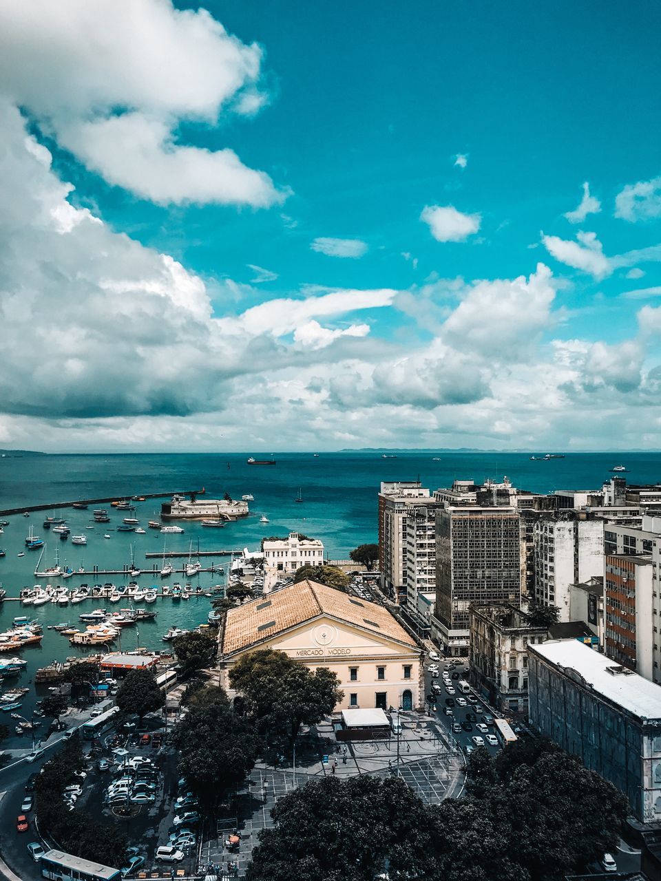 HIGH ANGLE VIEW OF BUILDINGS IN SEA