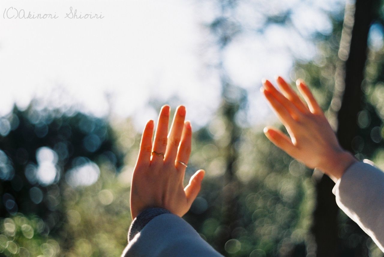 human body part, human hand, hand, real people, focus on foreground, body part, human finger, finger, day, people, unrecognizable person, lifestyles, gesturing, personal perspective, women, leisure activity, adult, sunlight, nature, hand raised