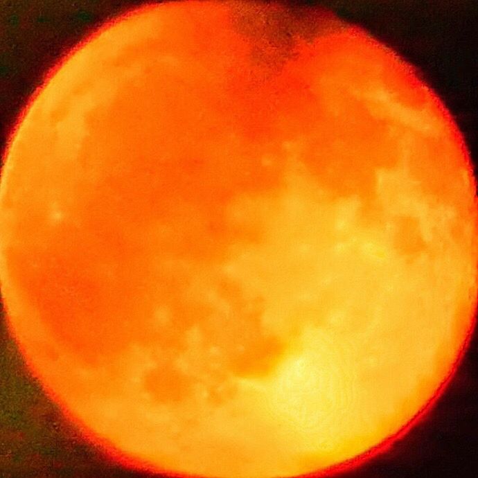 When the moon looks like a peach